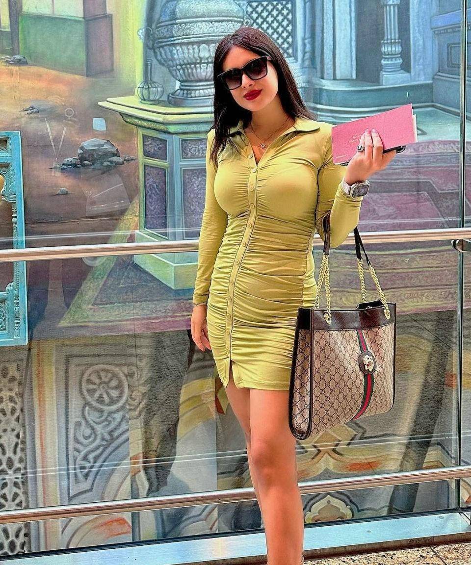 苹果版电信网络大片的照片:Neha Malik身穿苹果绿长袖连身裙清新靓丽，长发披肩魅力十足