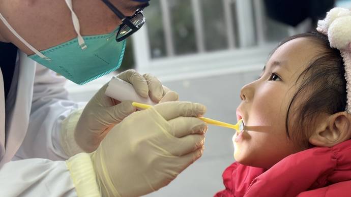 健康160医生版 苹果
:“我原本横着刷牙”：上海牙科专家为安徽宁国学生送去“21天刷牙记录卡”