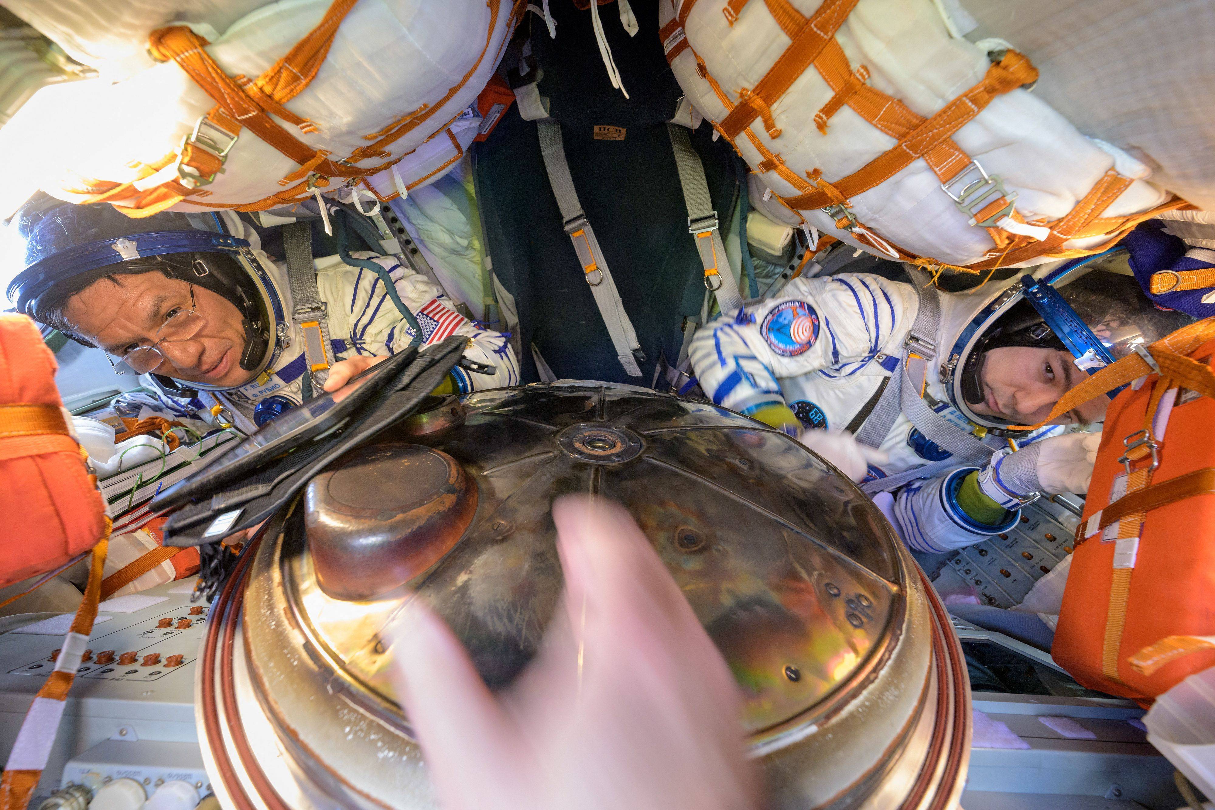 滞留太空一年、绕地飞行近六千圈，三名美俄宇航员终回地球-第3张图片-太平洋在线下载