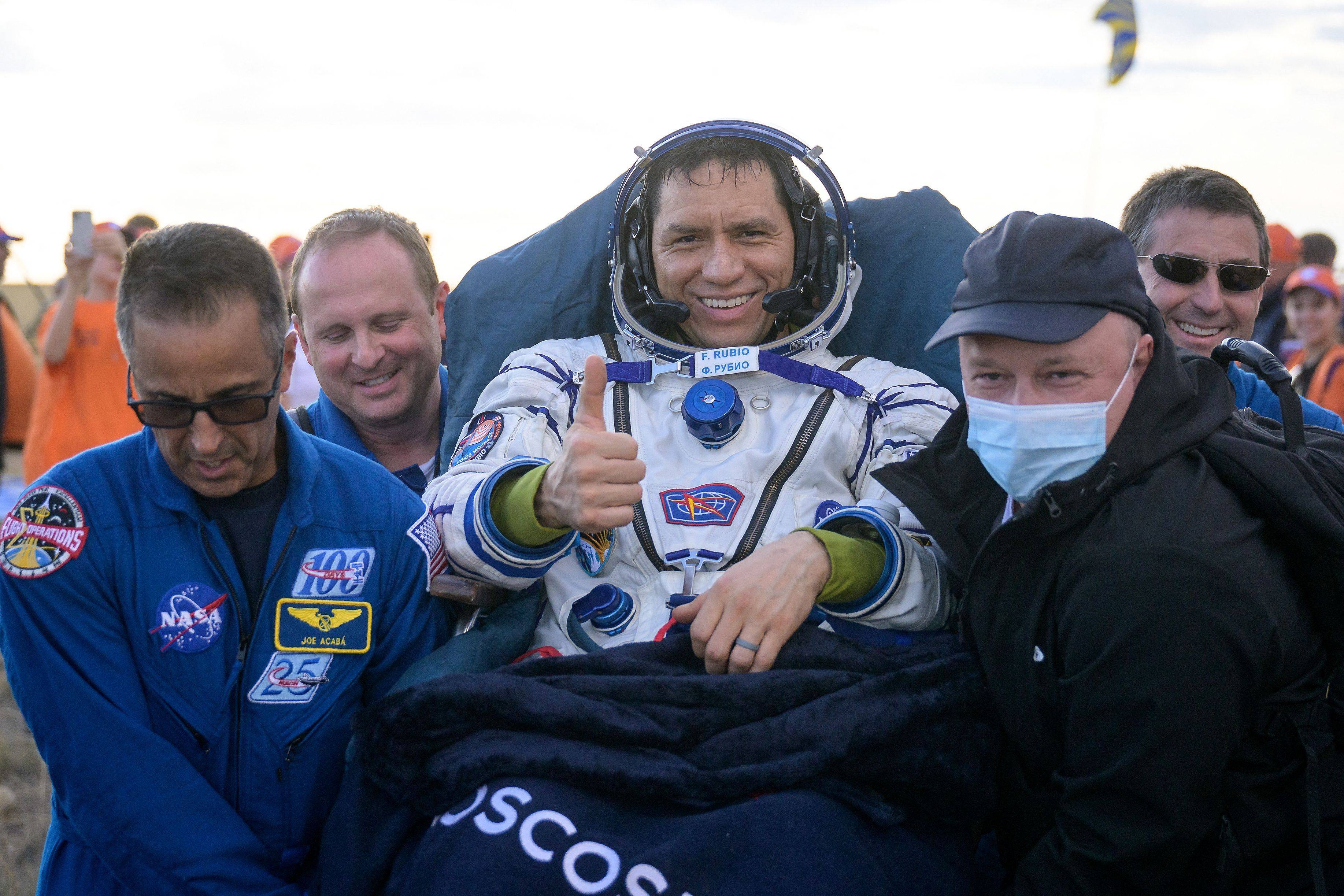 滞留太空一年、绕地飞行近六千圈，三名美俄宇航员终回地球-第4张图片-太平洋在线下载