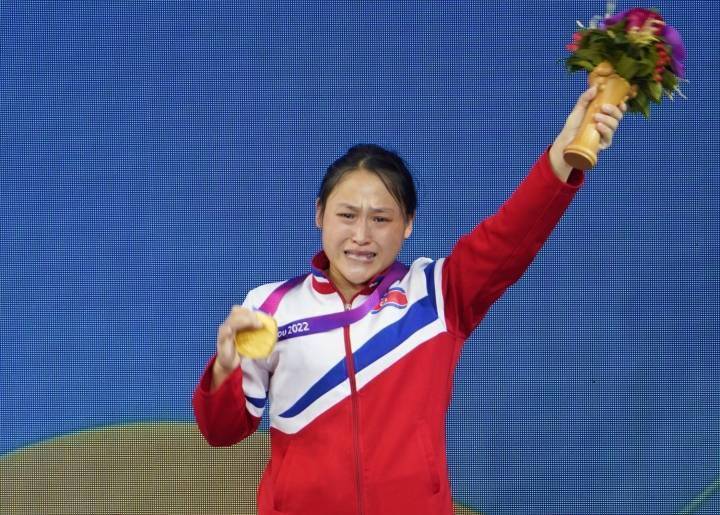 朝鲜举重队杭州亚运会首秀破世界纪录夺金